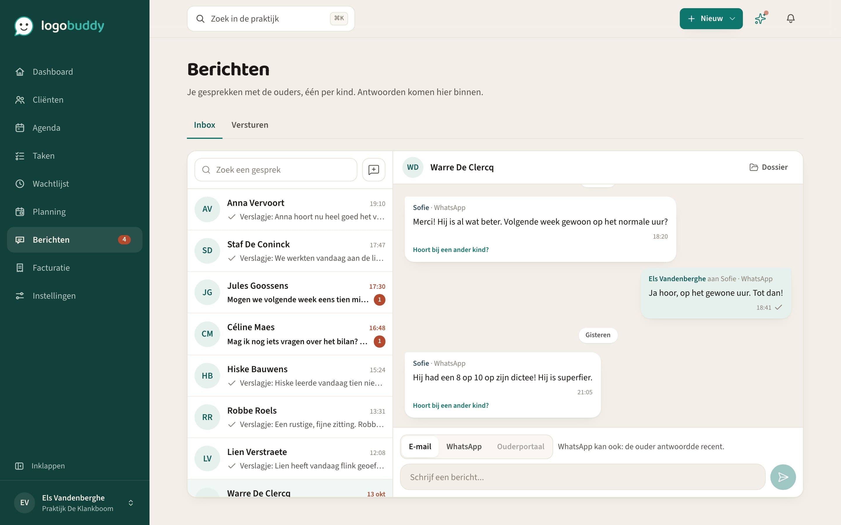 Het berichtenscherm met links de gesprekken per kind en rechts een gesprek met de ouders