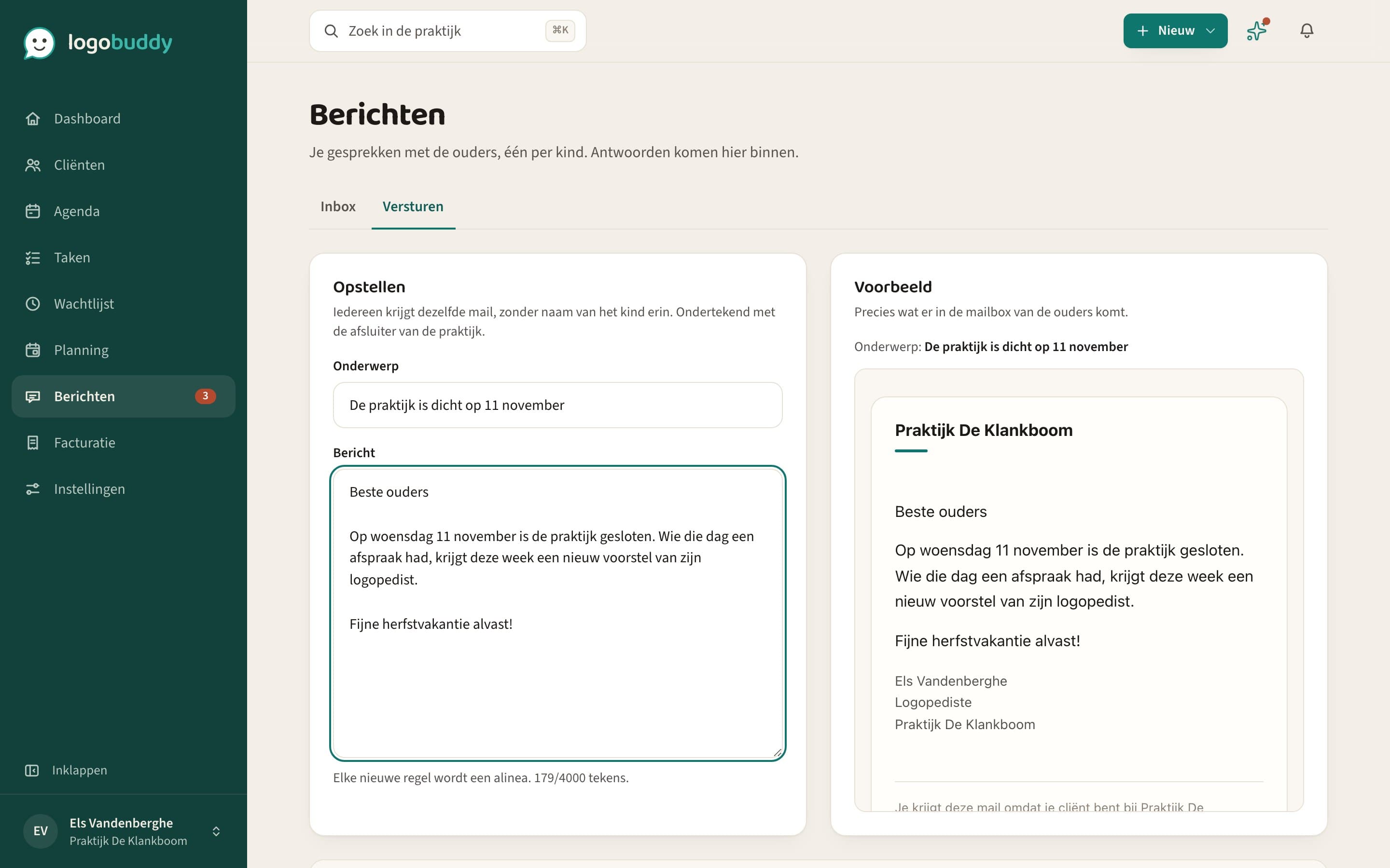 Het scherm om één bericht aan alle ouders te sturen, met het voorbeeld van de mail ernaast
